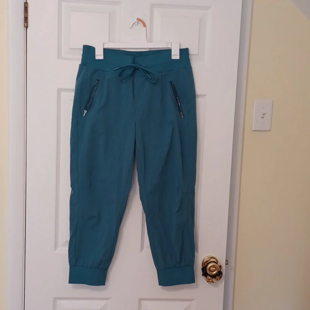 Athleta Teal joggers, size 10. Zip pockets in the front. 1 pocket in the back.